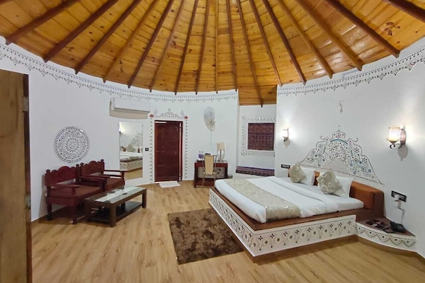 Premium-huone | Tallelokero huoneessa, työpöytä