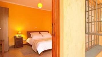 Standard Room | Desk