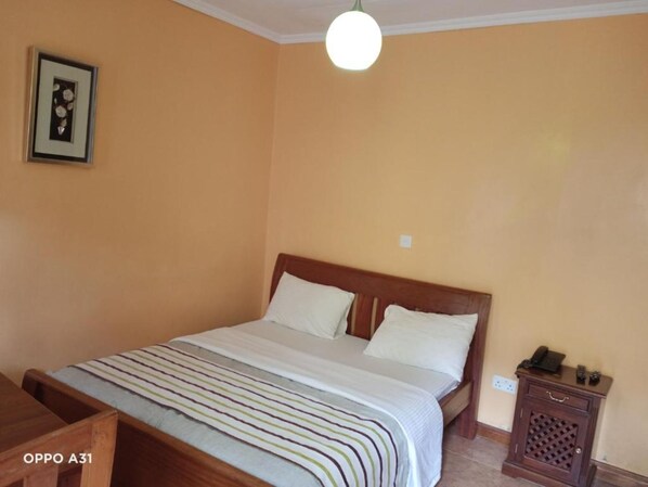 Standard Room | Desk