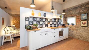 Fridge, oven, dishwasher, coffee/tea maker