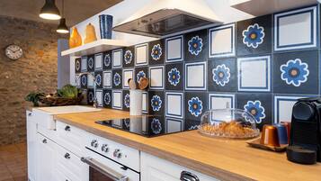 Fridge, oven, dishwasher, coffee/tea maker