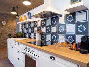 Fridge, oven, dishwasher, coffee/tea maker