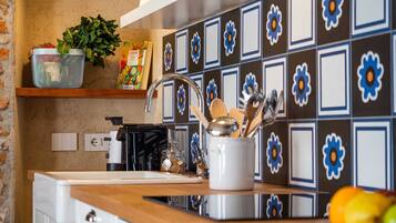 Fridge, oven, dishwasher, coffee/tea maker