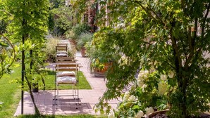 A garden pathway with potted plants and a bench. - Quiet Studio Apartment with Garden in Farmhouse (Cressa)