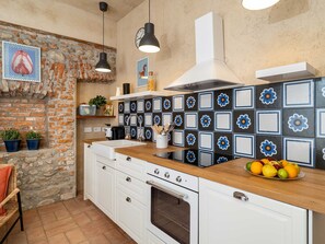 Fridge, oven, dishwasher, coffee/tea maker - Quiet Studio Apartment with Garden in Farmhouse (Cressa)