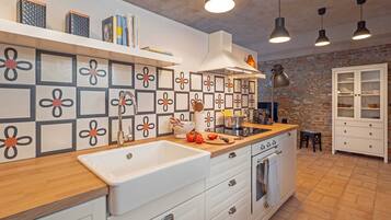 Fridge, oven, dishwasher, coffee/tea maker