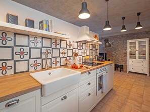 Réfrigérateur, four, lave-vaisselle, cafetière/bouilloire