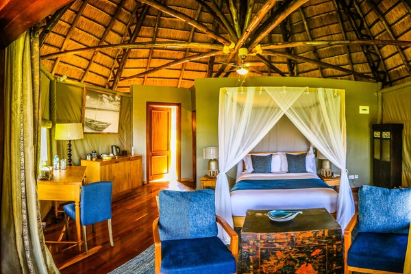 Artículos del minibar gratis y caja de seguridad en la habitación