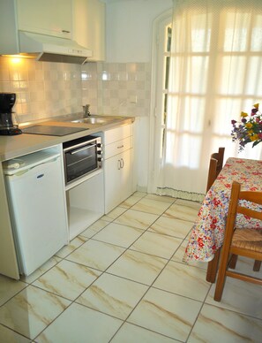 Refrigerador, horno, parrilla de estufa y cafetera y tetera 