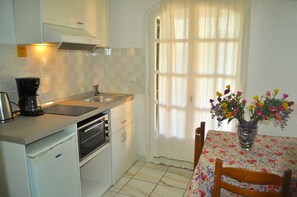 Fridge, oven, stovetop, coffee/tea maker