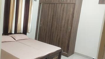 3 bedrooms, iron/ironing board, free WiFi