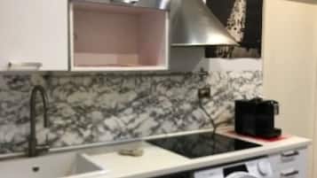 Kühlschrank, Mikrowelle, Herdplatte, Geschirrspüler