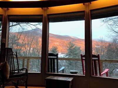 Private cabin with VIEWS FOR DAYS!