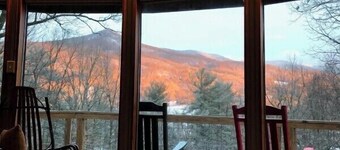 Private cabin with VIEWS FOR DAYS!