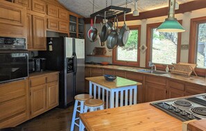 Fridge, microwave, oven, stovetop - The Round House – Views for Days! (Luray)