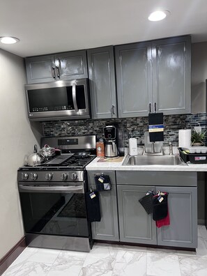 Microwave, oven, stovetop, coffee/tea maker - Luxury 1 Bedroom Apartment in Philadelphia (Philadelphia)