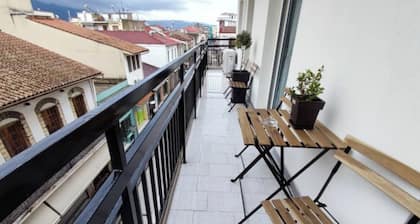 WOOD & WHITE APPARTMENT WITH 2 BEDROOMS IN CENTER