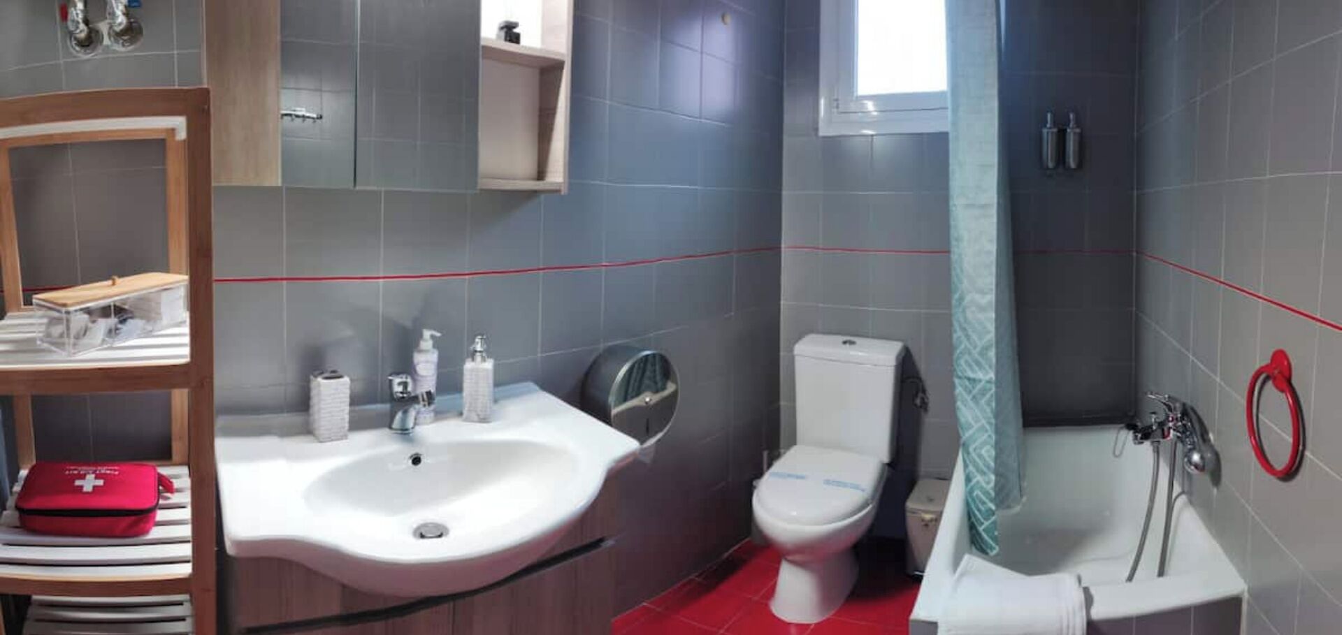 Suihku, hiustenkuivaaja, pyyhkeet, saippua