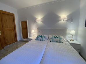 3 quartos, cofres nos quartos, ferros/tábuas de passar roupa