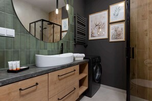 Een douche, een haardroger, handdoeken