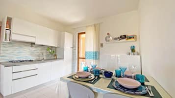 Kühlschrank, Mikrowelle, Herdplatte, Geschirrspüler