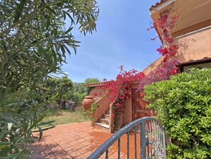 Property grounds - Typical house near the beach and shops for a holiday without car # 5 (San Teodoro)