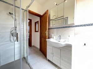 Ducha, secador de pelo, batas, bidet