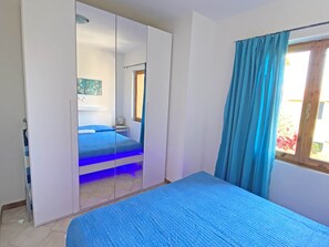 1 dormitorio, escritorio, tabla de planchar con plancha y cuna de viaje