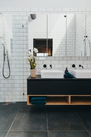 Executive House | Bathroom | Free toiletries, hair dryer, bathrobes, towels