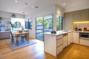 Luxury House | In-room dining - Mews Cottages (New Gisborne)