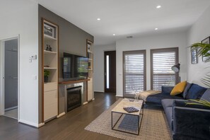 Deluxe House | Living area - Mews Cottages (New Gisborne)