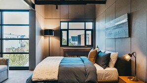 Premium bedding, down duvets, blackout curtains, iron/ironing board - Mews Cottages (New Gisborne)