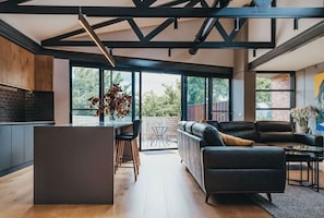 Executive-Haus | Wohnbereich | 56-Zoll-Smart-TV mit Digitalempfang, Fernseher, Netflix