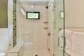 Baignoire, séchoir à cheveux, serviettes fournies