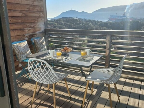 Outdoor dining - Studio de charme, Sea view, Port de Porto Vecchio, Swimming pool Terrace Parking WIFI (Porto-Vecchio)