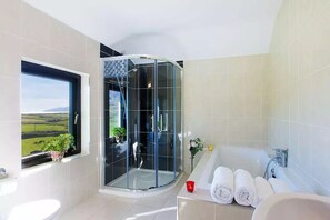 Baignoire, sĂšche-cheveux, serviettes fournies, savon
