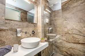 Regadera, regadera con hidromasaje, secadora de cabello, pantuflas 