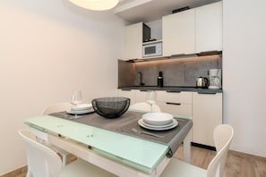 Geladeira grande, micro-ondas, fogão, cooktop