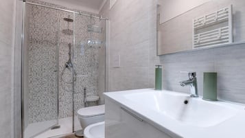 Buồng tắm vòi sen, vòi sen phun mưa, máy sấy tóc, chậu vệ sinh/vòi rửa