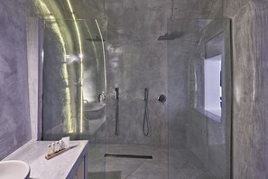 Dusj, hårføner, håndklær og sjampo