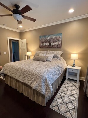 2 slaapkamers, een strijkplank/strijkijzer, gratis wifi, beddengoed