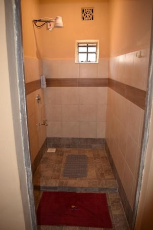Standardzimmer | Badezimmer | Duschwanne, Handtücher. Kileefarm Cottages