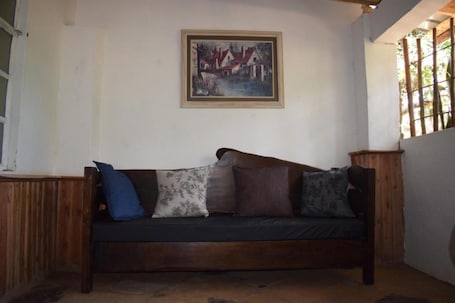 Standardzimmer | Wohnbereich | Flachbildfernseher. Kileefarm Cottages
