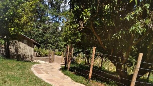 A paved pathway in a garden area with grass and trees. - Kileefarm Cottages (Nguluni)