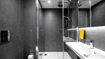 Studio | Badezimmer | Dusche, Regendusche, Haartrockner, Handtücher