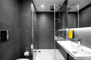 Studio | Badkamer | Een douche, een regendouche, een haardroger, handdoeken