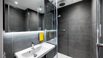 Apartment | Badezimmer | Dusche, Regendusche, Haartrockner, Handtücher