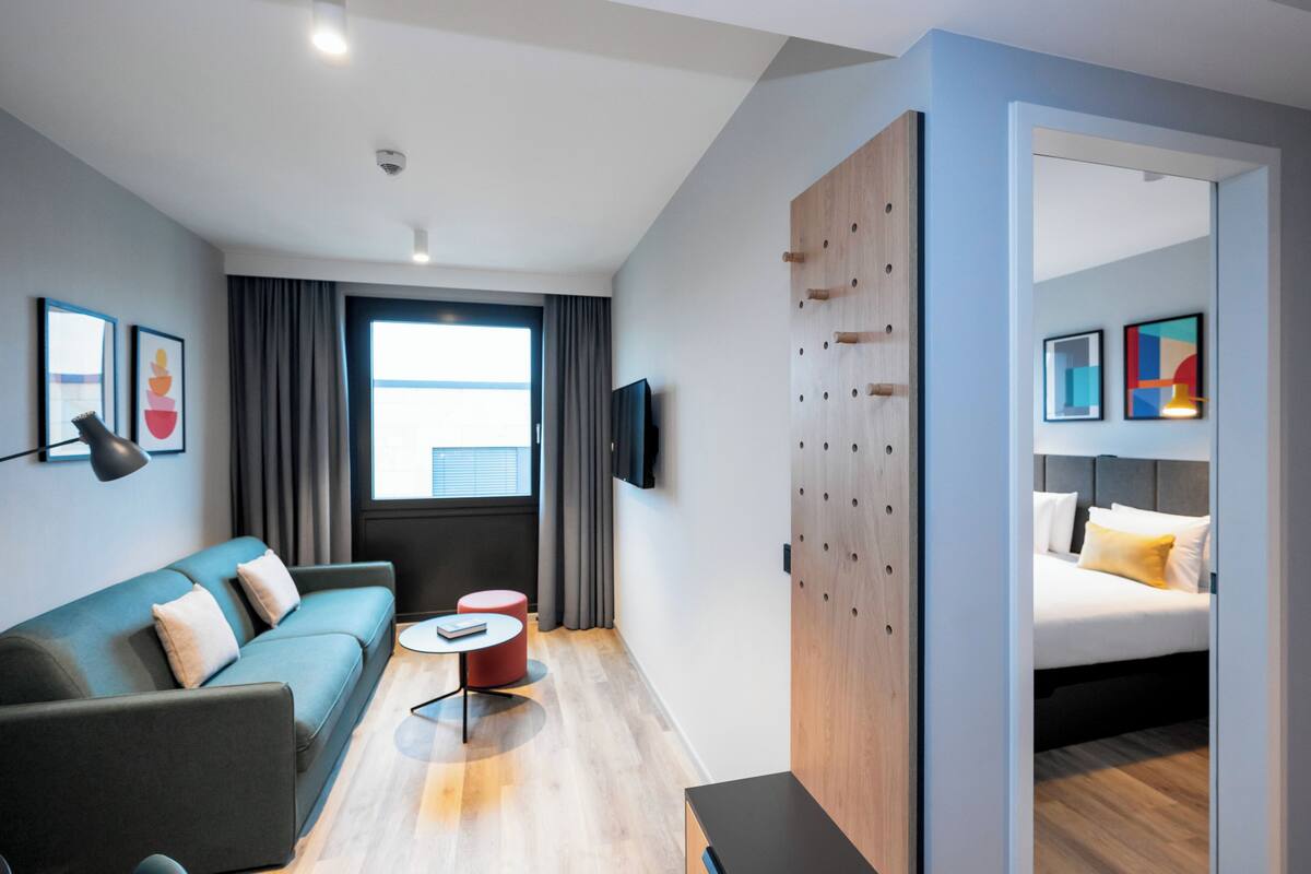 Premium bedding, in-room safe, laptop workspace, iron/ironing board