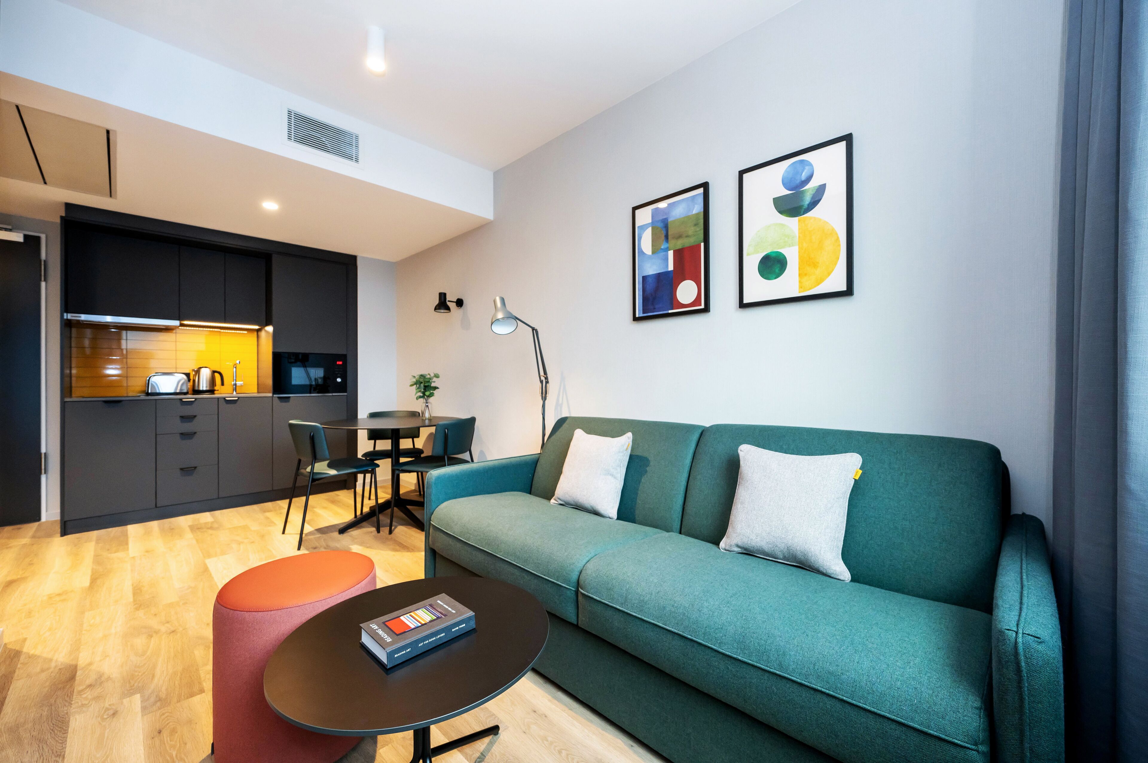 Apartment | Hochwertige Bettwaren, Zimmersafe, laptopgeeigneter Arbeitsplatz