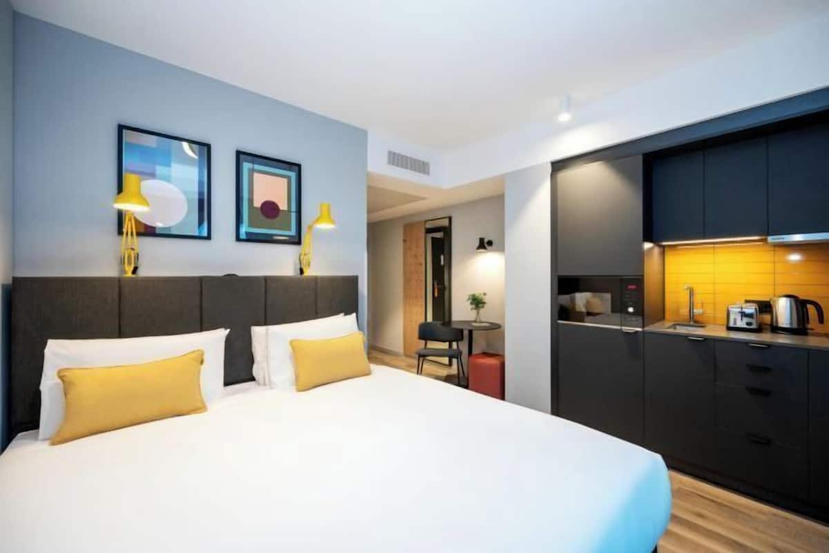 1 bedroom, premium bedding, in-room safe, laptop workspace